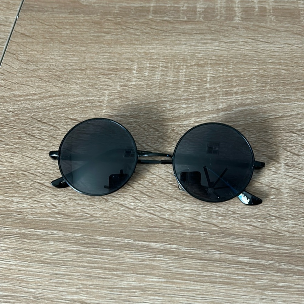 Black round sunglasses